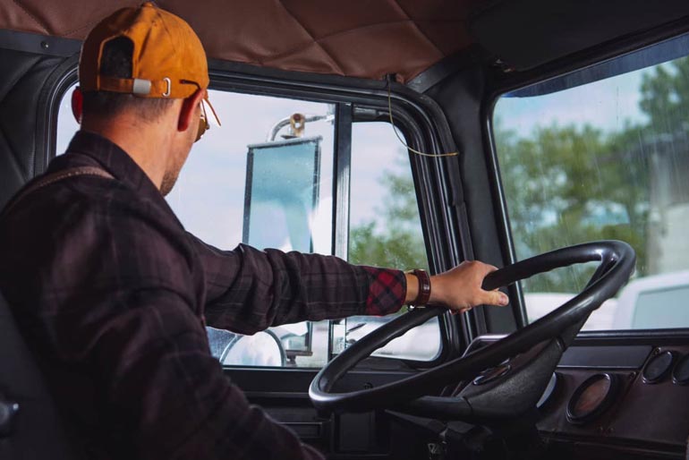 8 Essential Truck Driver Safety Tips to Minimize Risk